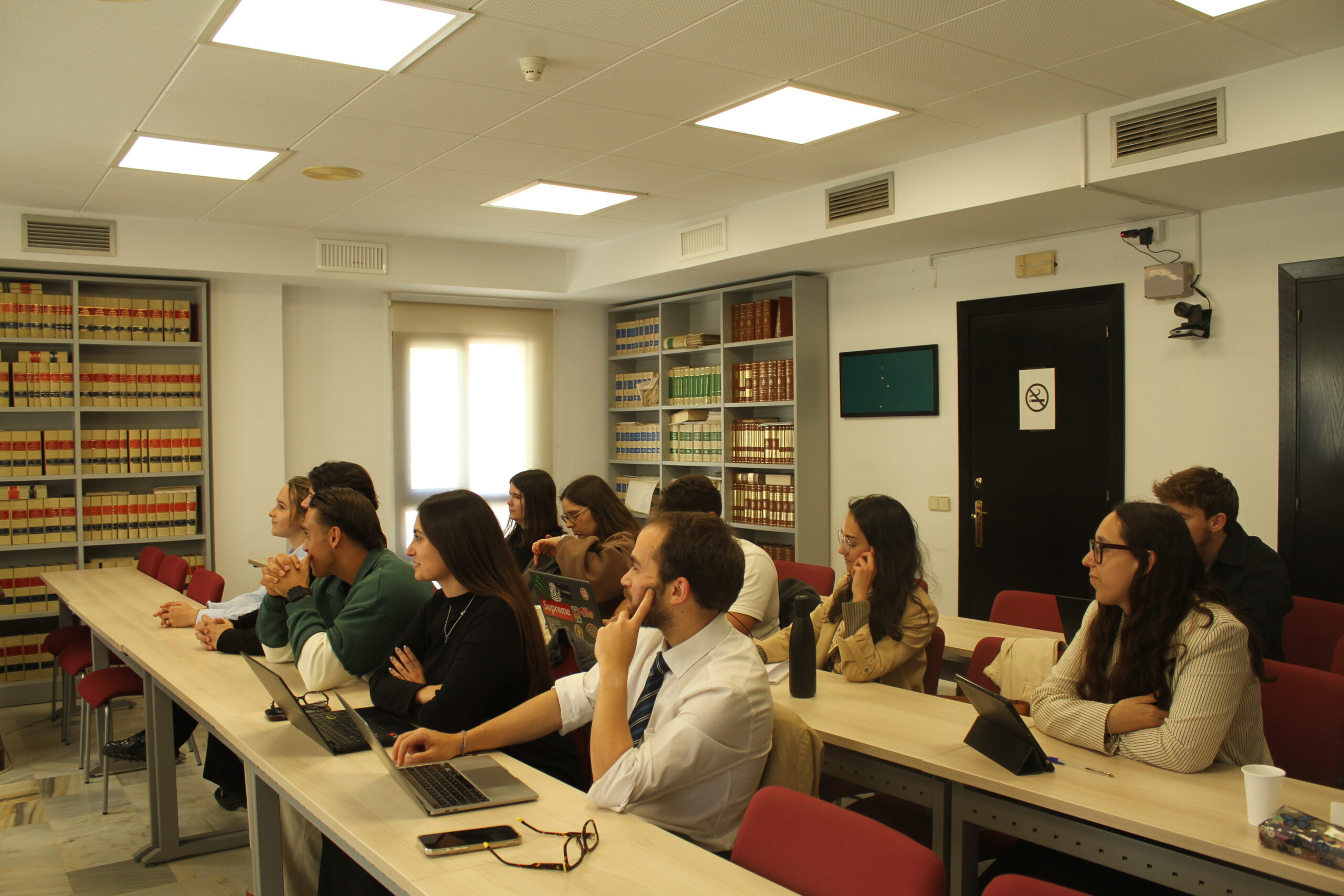 Cartel informativo del Curso de Acceso a la Abogacía y la Procura del Ilustre Colegio de Abogados de Cádiz, organizado en colaboración con la Universidad de Cádiz (UCA). Incluye información sobre requisitos de acceso, sedes en Cádiz y Algeciras, precio, fechas de inscripción y fotografías de clases y formación práctica impartida por profesionales del Derecho.